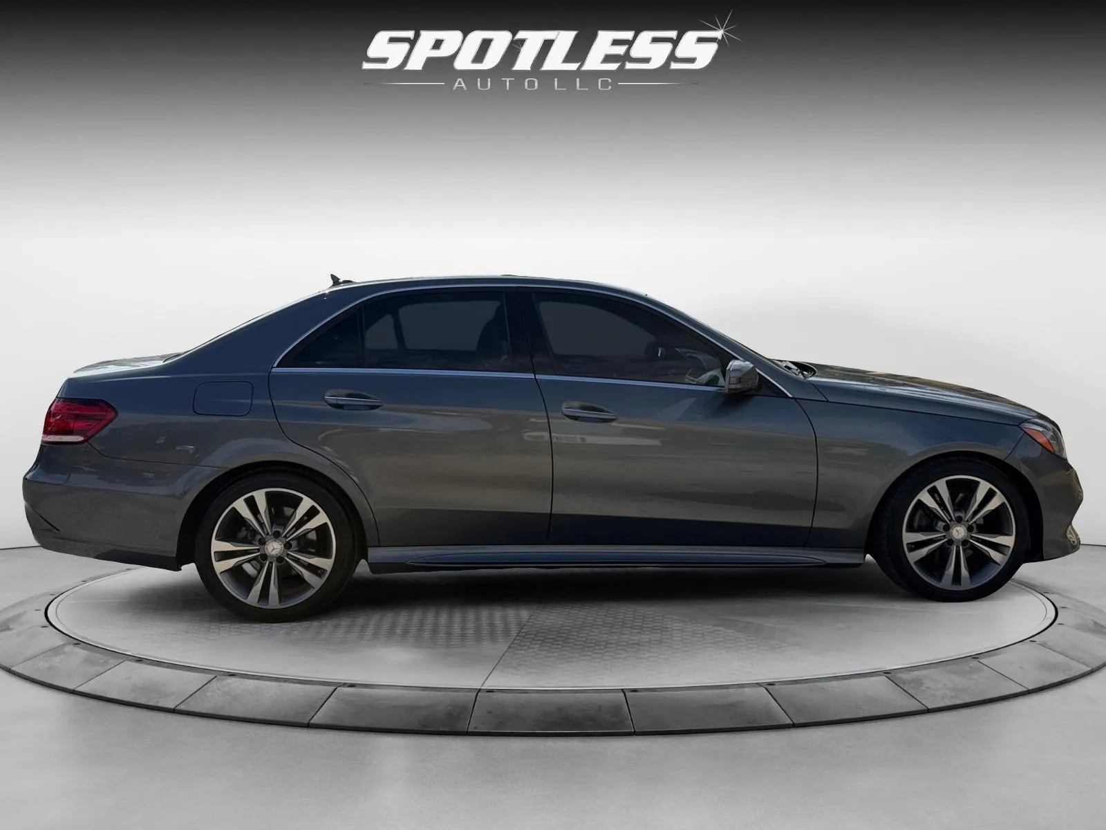 Mercedes-Benz E-Class photo 8