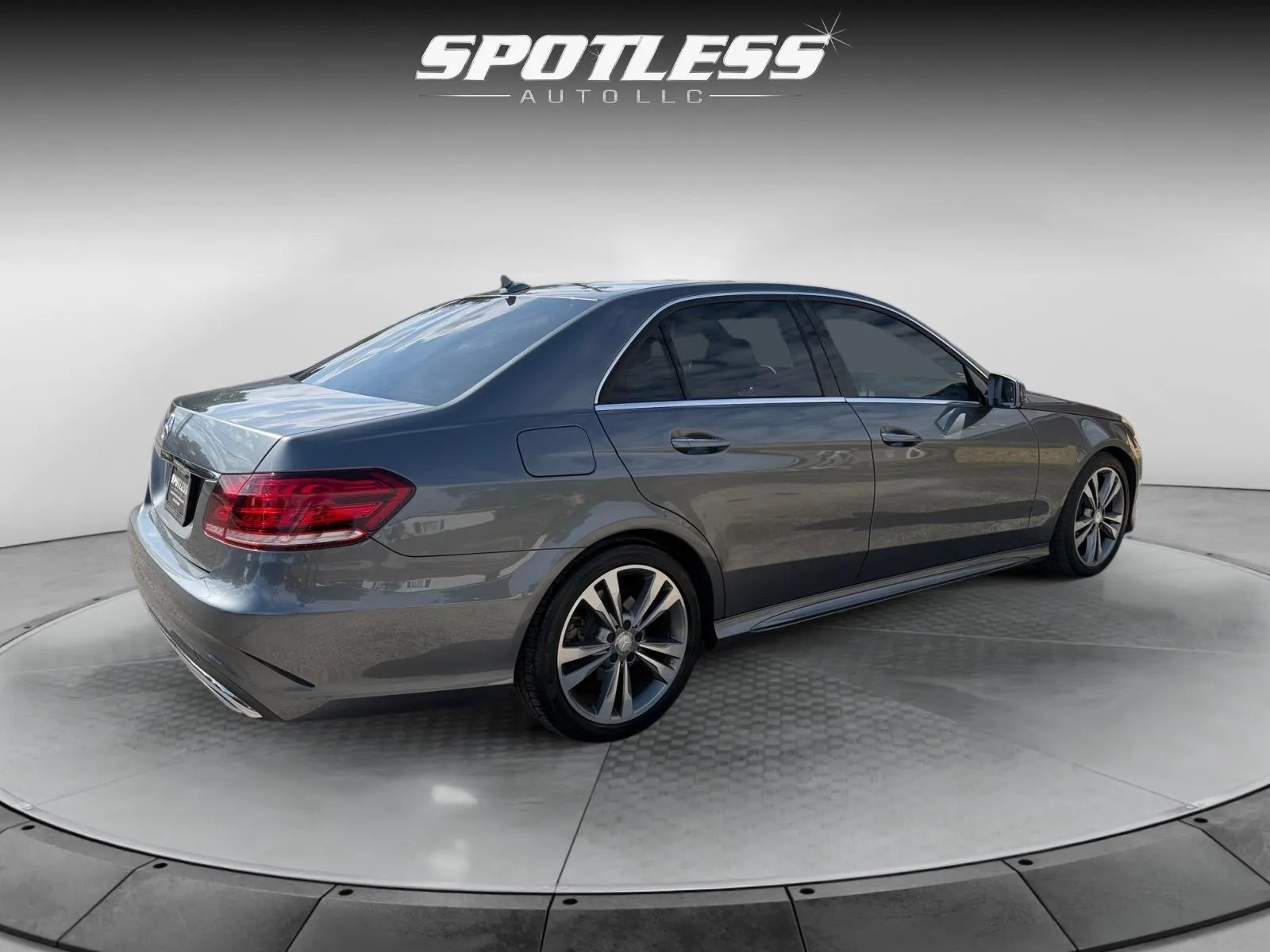 Mercedes-Benz E-Class photo 9
