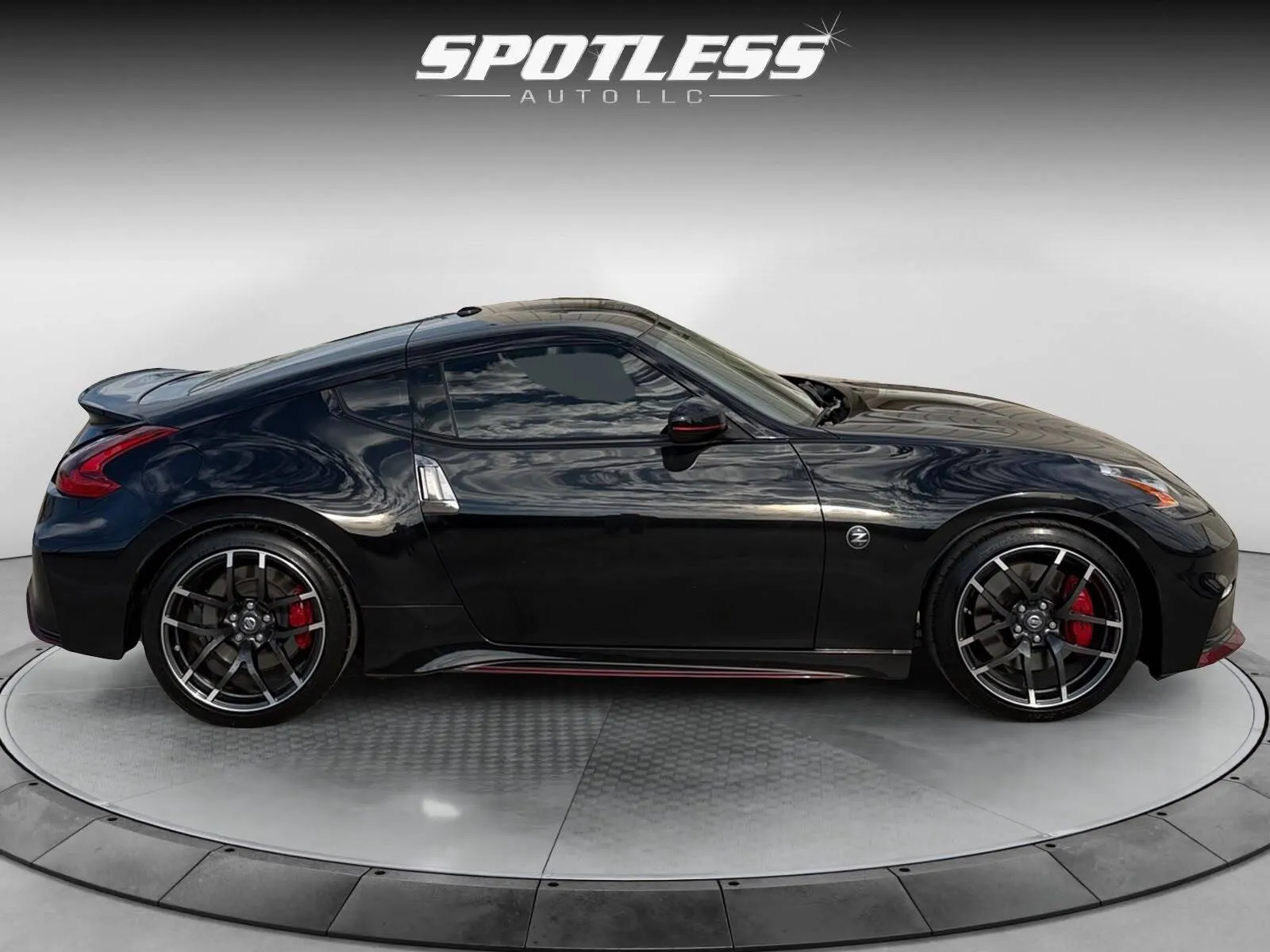 Nissan 370Z photo 8