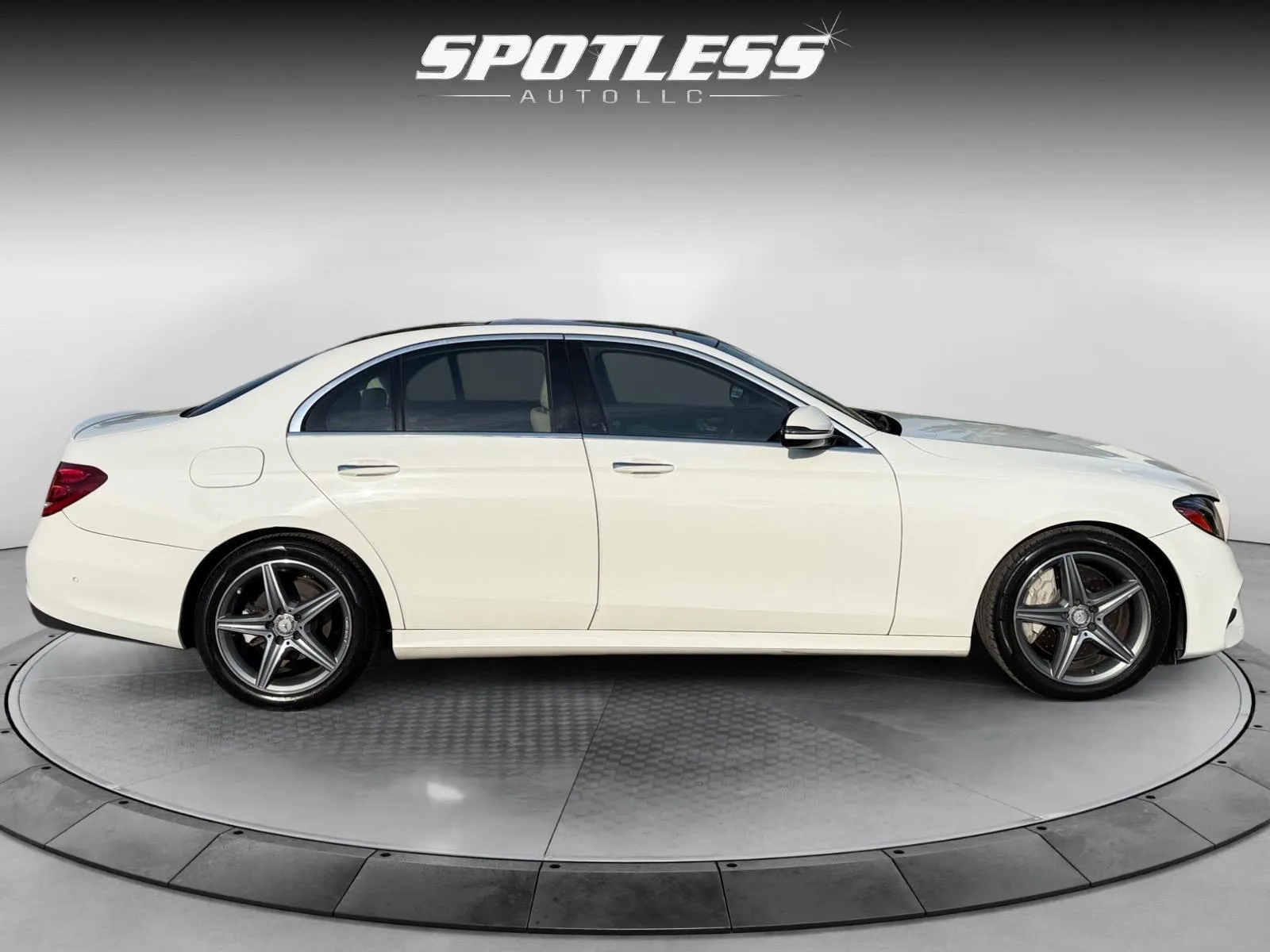 Mercedes-Benz E-Class photo 8
