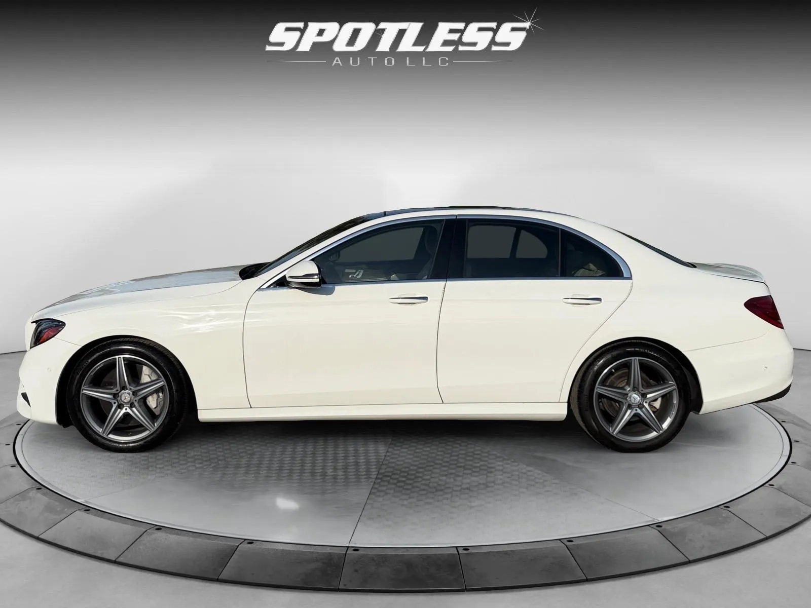Mercedes-Benz E-Class photo 4