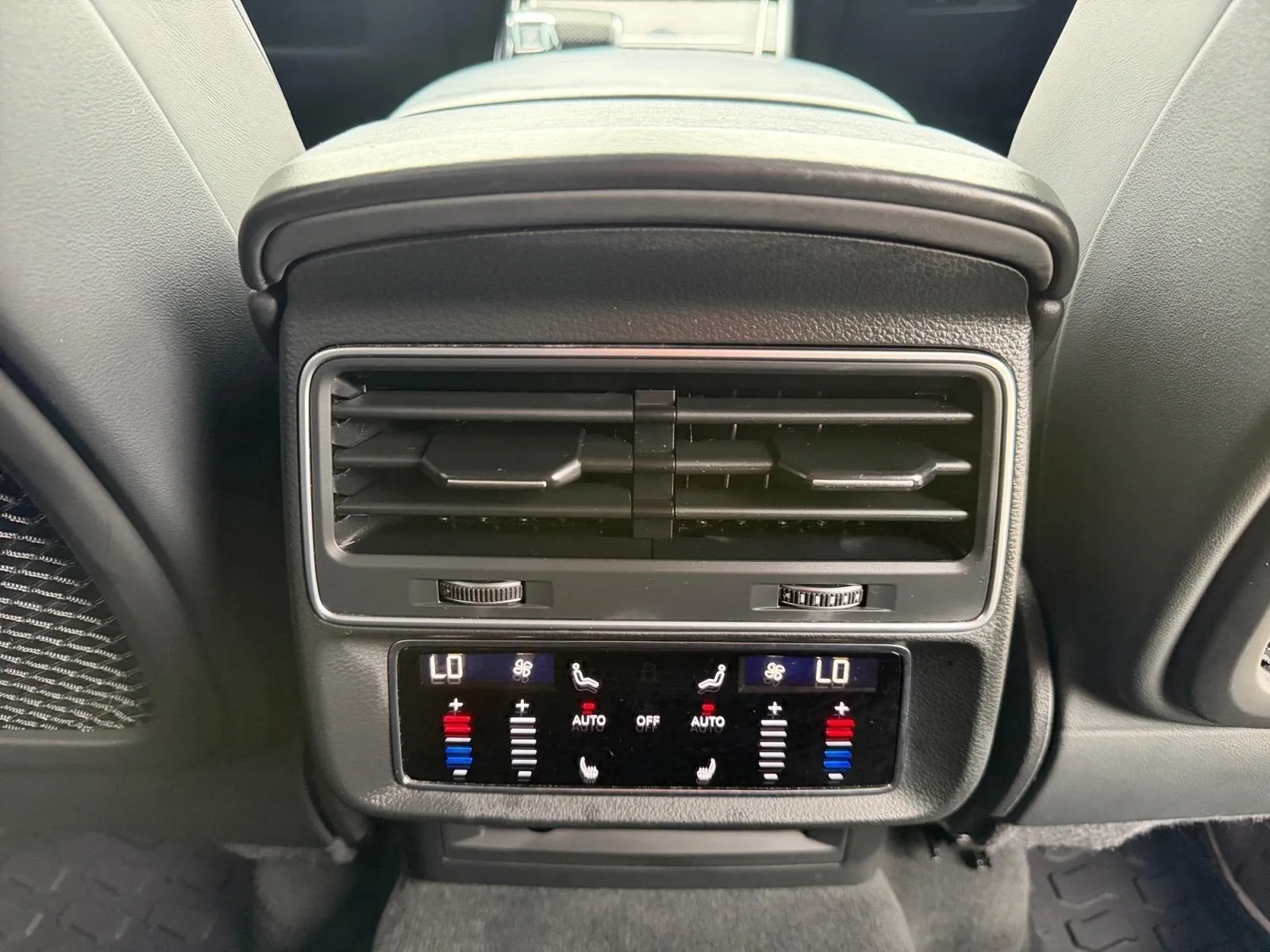Audi SQ8 photo 26