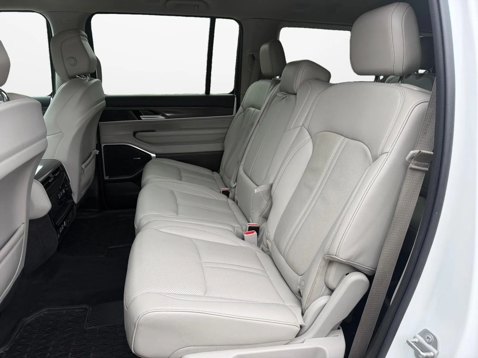 Jeep Wagoneer L photo 26