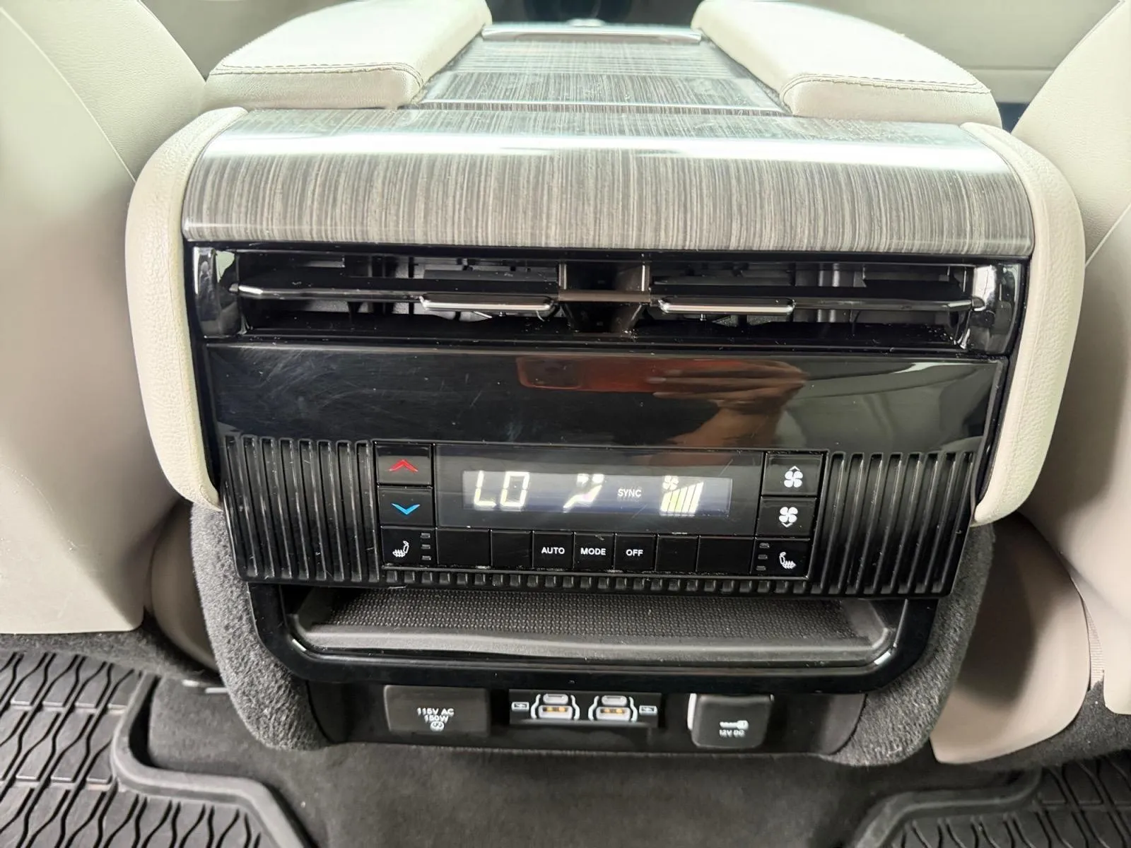 Jeep Wagoneer L photo 30