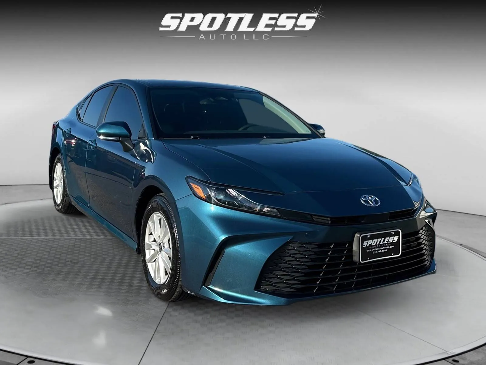 Toyota Camry photo 9