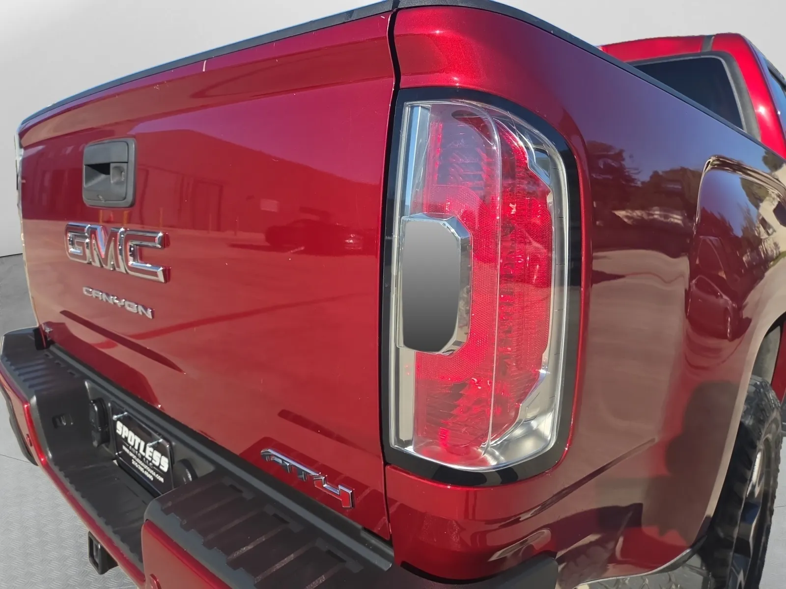 GMC Canyon photo 12