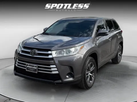 Gray 2019 Toyota Highlander LE for sale in San Antonio, TX