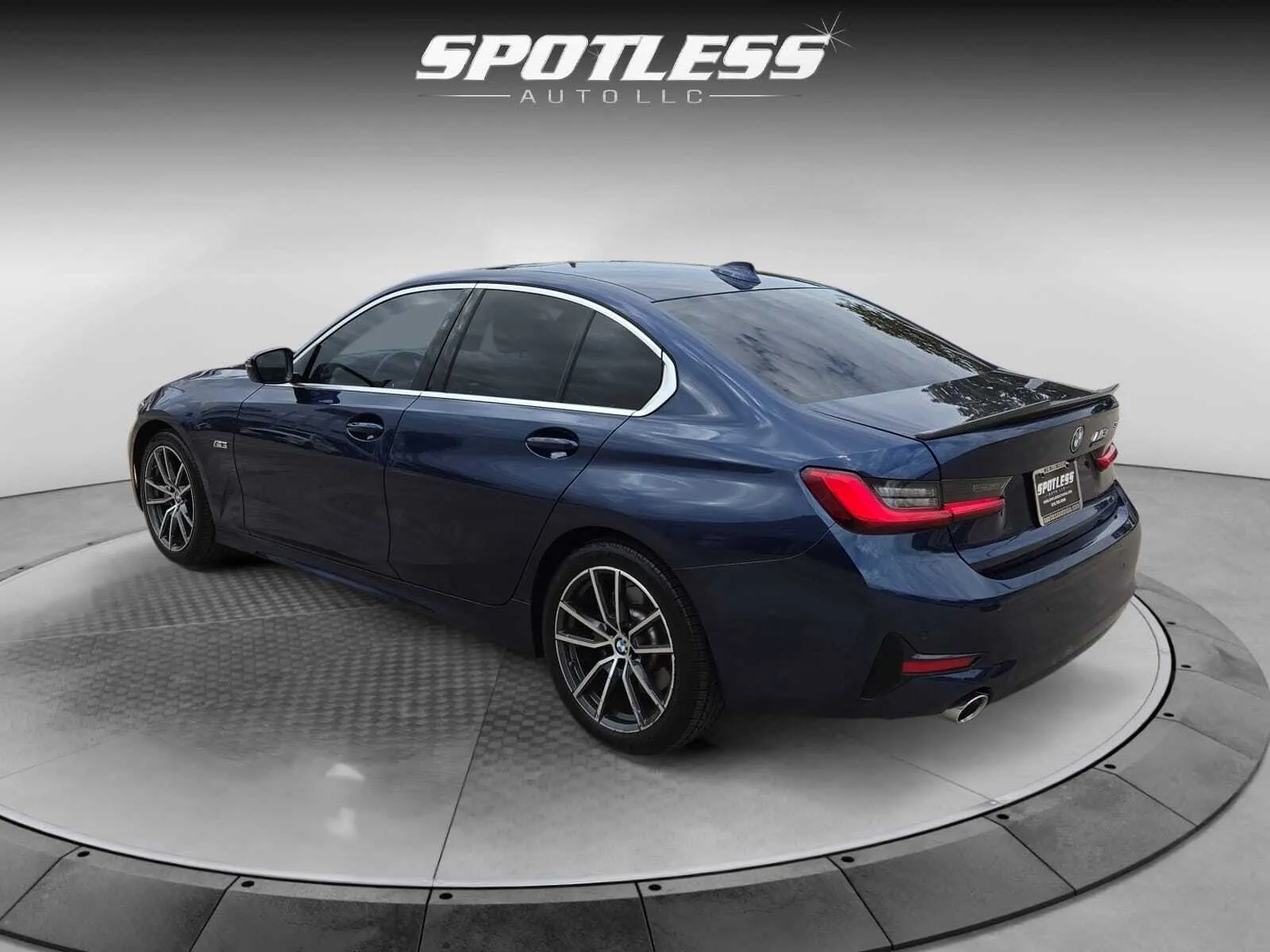 BMW 3 Series photo 4