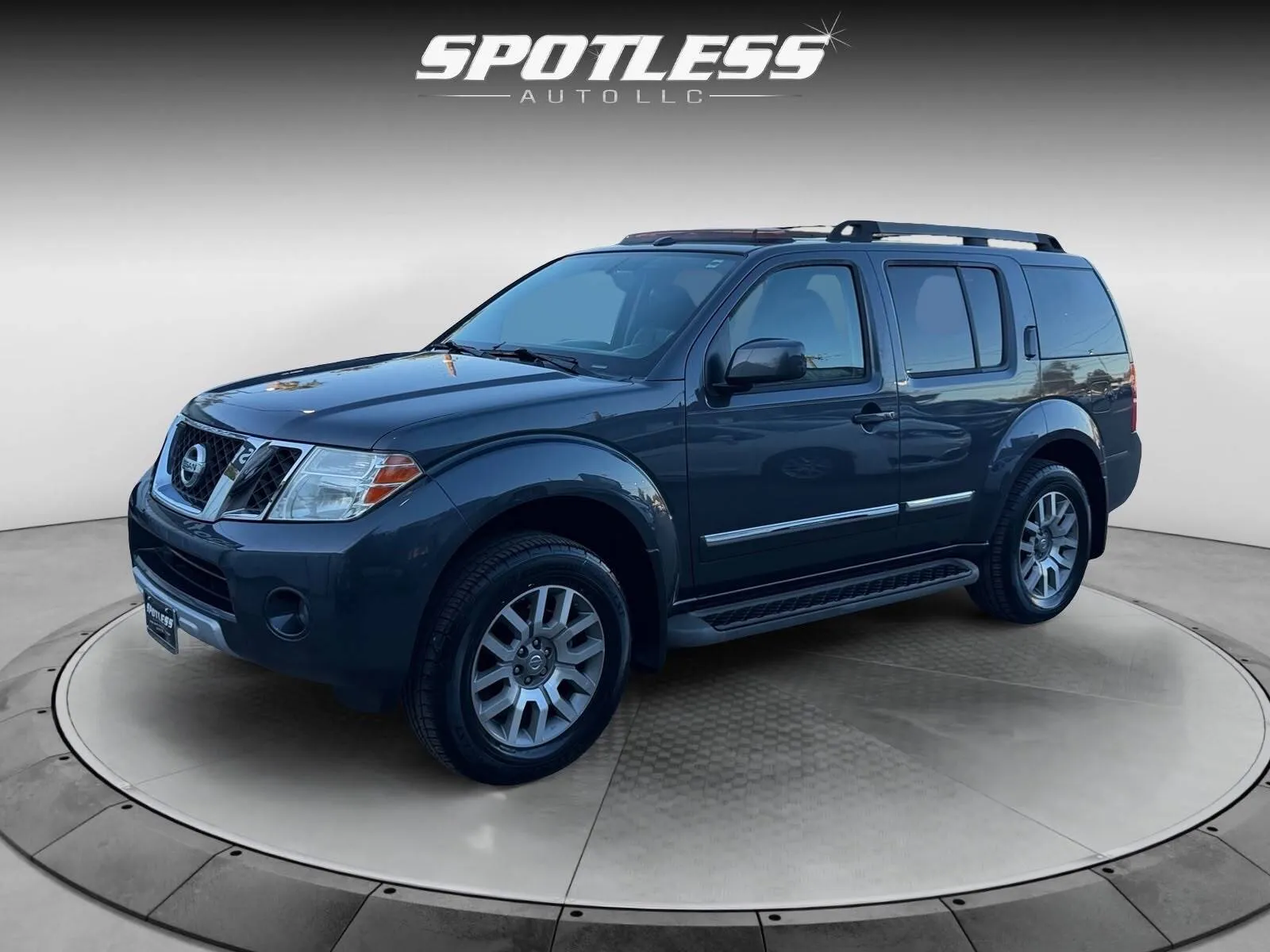Gray 2010 Nissan Pathfinder LE for sale in San Antonio, TX