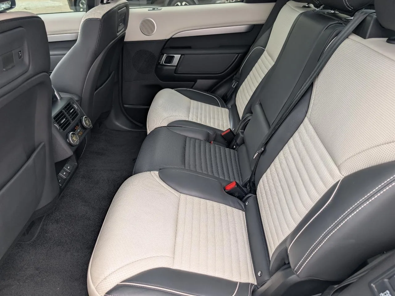 2023 Land Rover Discovery HSE R Dynamic - Photo 17
