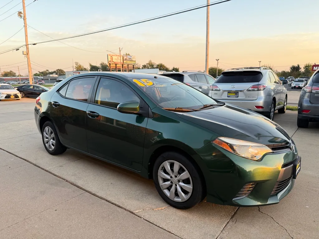 Green 2015 TOYOTA COROLLA LE for sale in Cedar Rapids, IA