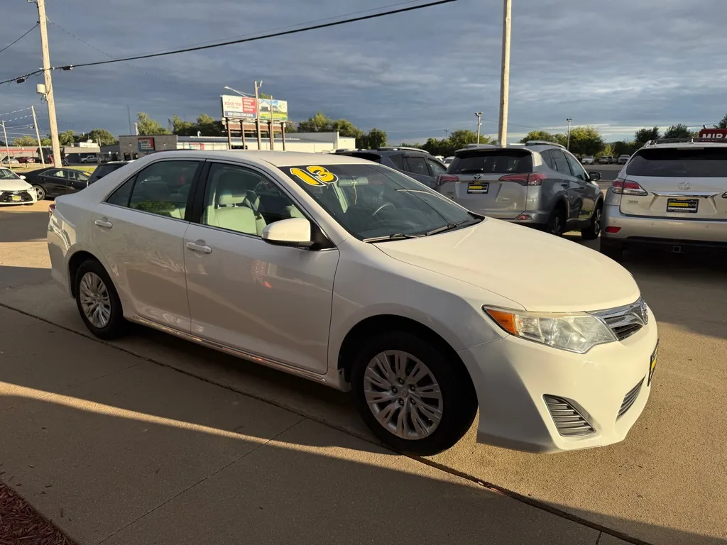 White 2013 TOYOTA CAMRY LE for sale in Cedar Rapids, IA