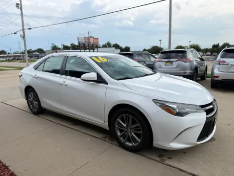 White 2016 TOYOTA CAMRY SE for sale in Cedar Rapids, IA