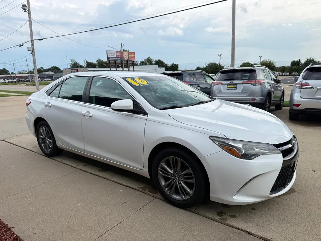 White 2016 TOYOTA CAMRY SE for sale in Cedar Rapids, IA