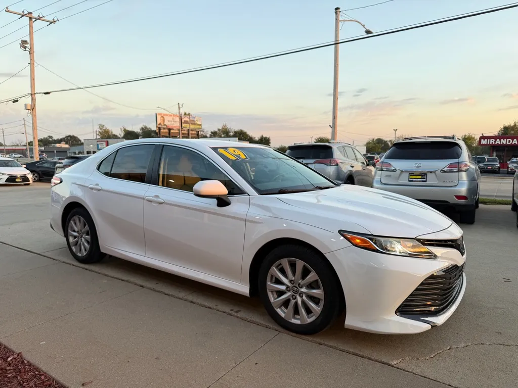 White 2019 TOYOTA CAMRY LE for sale in Cedar Rapids, IA