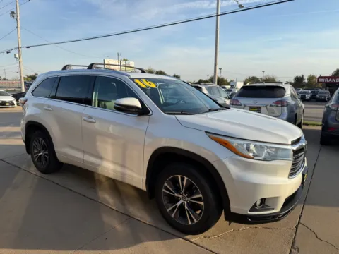 White 2016 TOYOTA HIGHLANDER XLE for sale in Cedar Rapids, IA