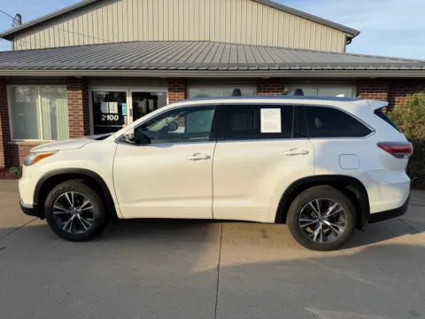 More photos of 2016 TOYOTA HIGHLANDER XLE at Road Runner Auto Sales and Service, IA