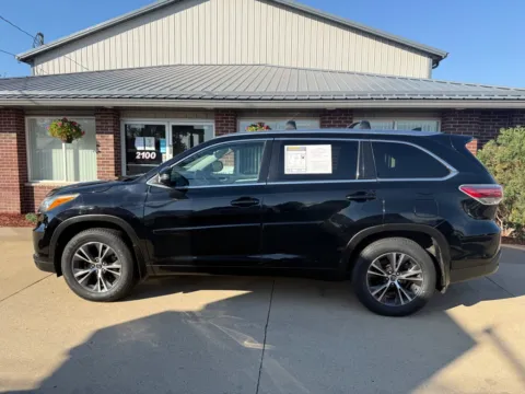 More photos of 2016 TOYOTA HIGHLANDER XLE at Road Runner Auto Sales and Service, IA