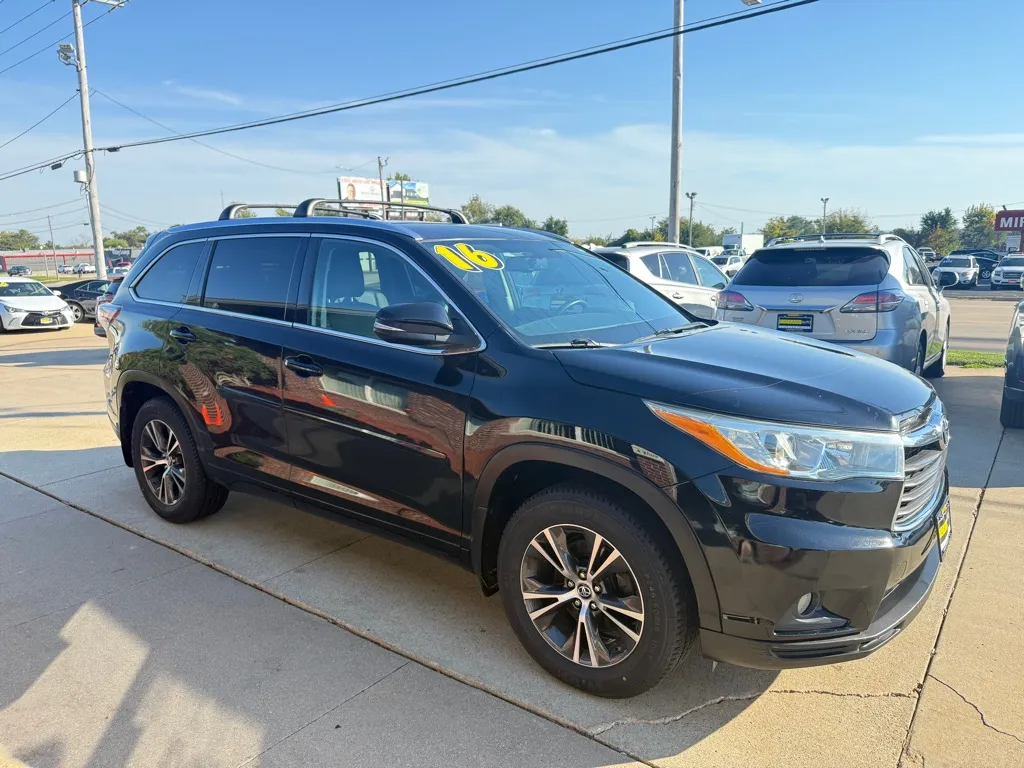 Black 2016 TOYOTA HIGHLANDER XLE for sale in Cedar Rapids, IA