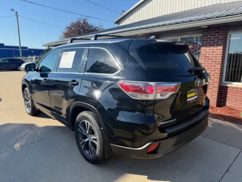 More photos of 2016 TOYOTA HIGHLANDER XLE at Road Runner Auto Sales and Service, IA