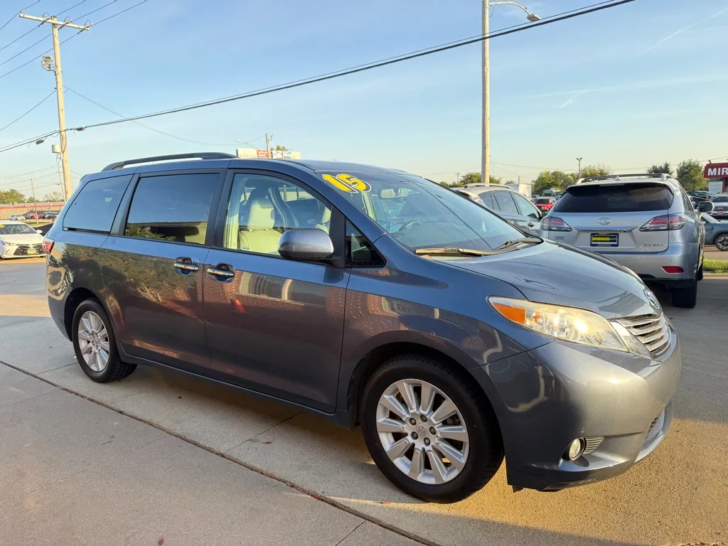 Blue 2015 TOYOTA SIENNA XLE for sale in Cedar Rapids, IA