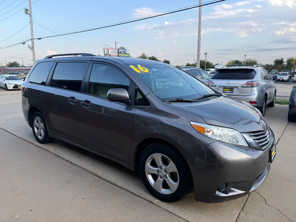 Gray 2016 TOYOTA SIENNA LE for sale in Cedar Rapids, IA