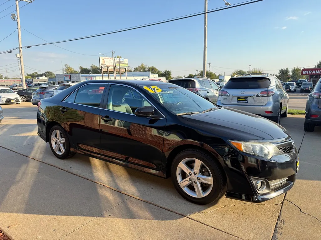 Black 2013 TOYOTA CAMRY SE for sale in Cedar Rapids, IA