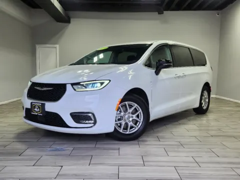 White 2024 Chrysler Pacifica Touring L for sale in Philadelphia, PA