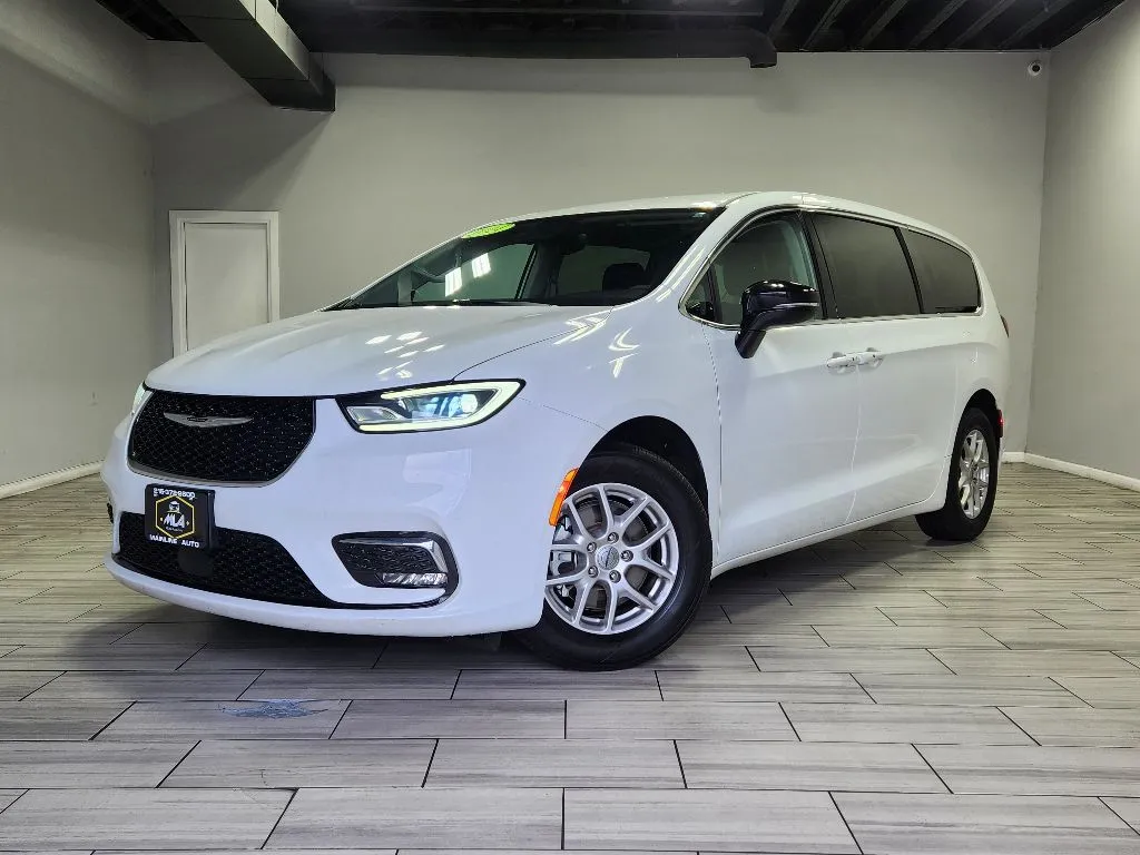 White 2024 Chrysler Pacifica Touring L for sale in Philadelphia, PA