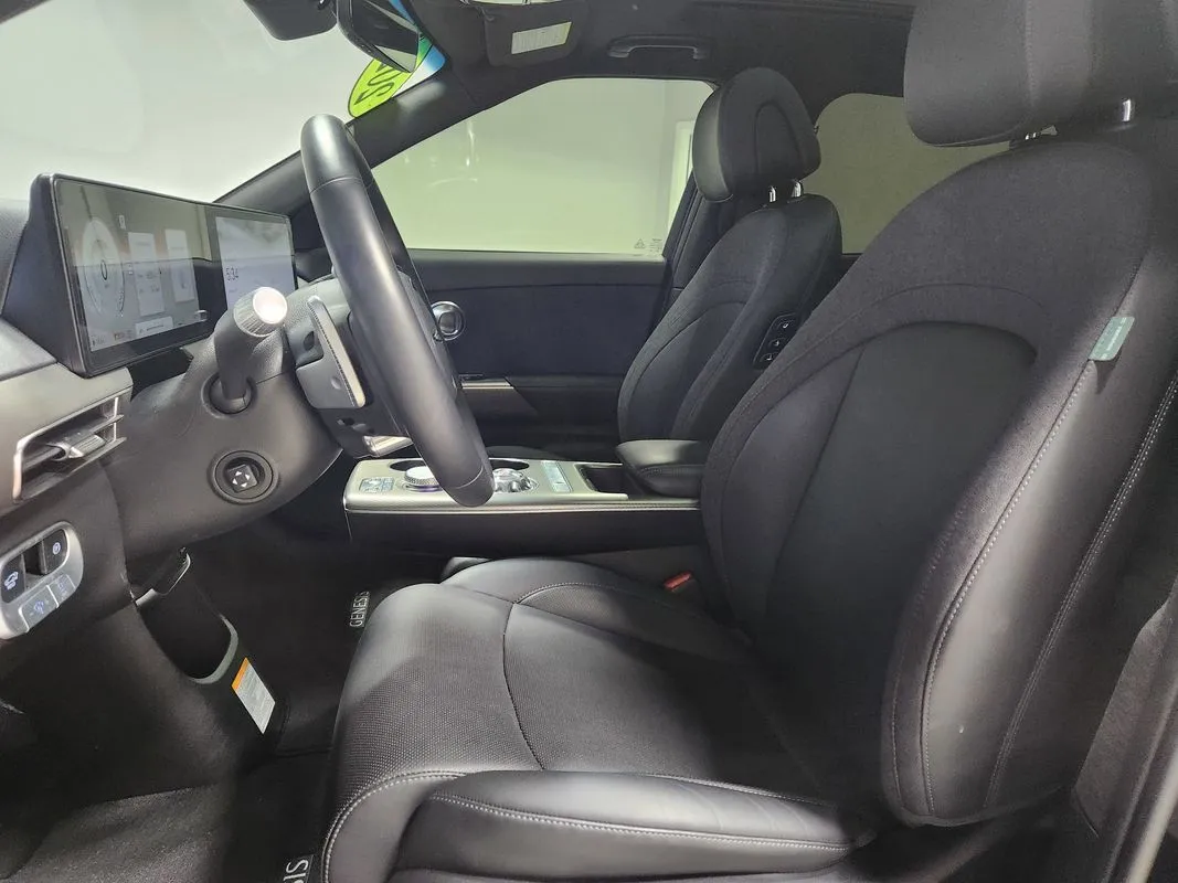 2025 GENESIS GV60 Standard - Photo 10