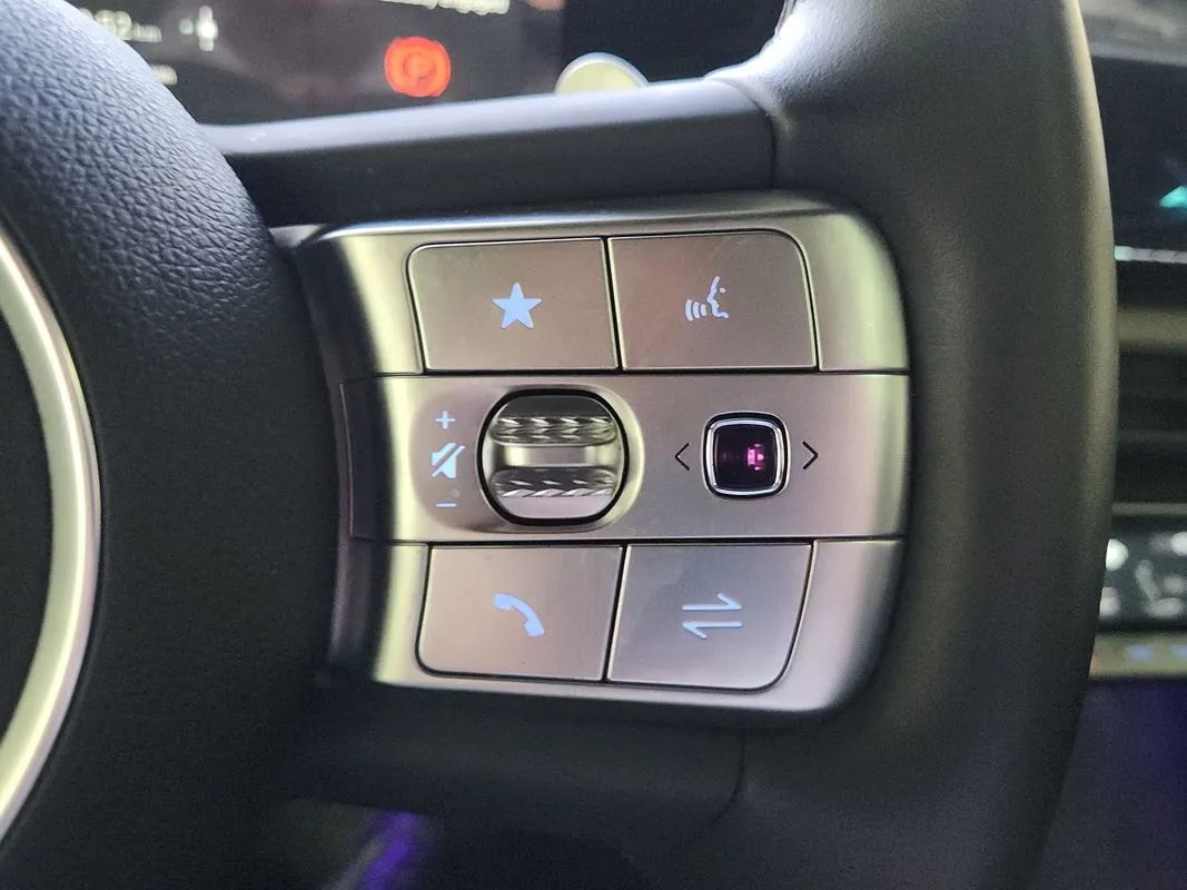 2025 GENESIS GV60 Standard - Photo 17