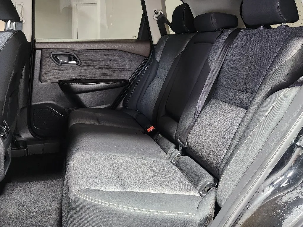 2021 Nissan Rogue SV - Photo 13