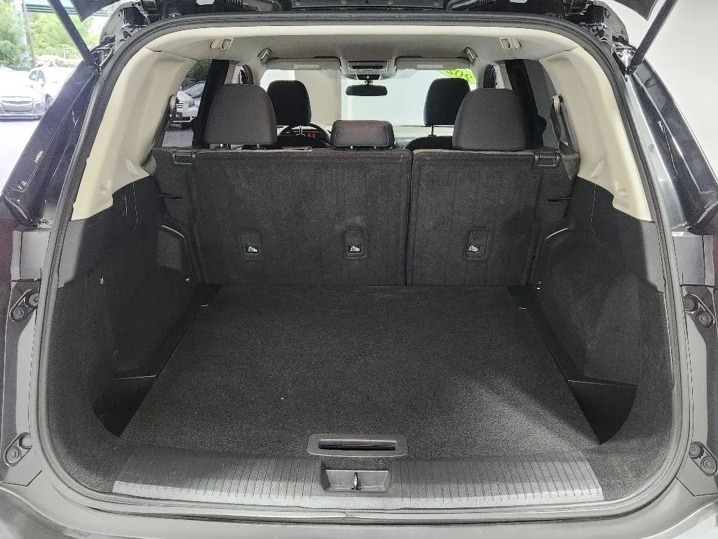 2021 Nissan Rogue SV - Photo 14