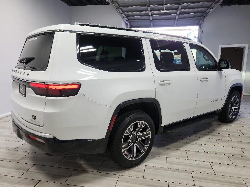 More photos of 2024 Jeep Wagoneer Series II at Torresdale Ave, PA