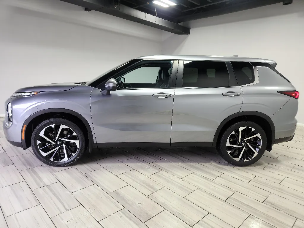 Photos of 2024 Mitsubishi Outlander SE for sale in Philadelphia, PA at Torresdale Ave