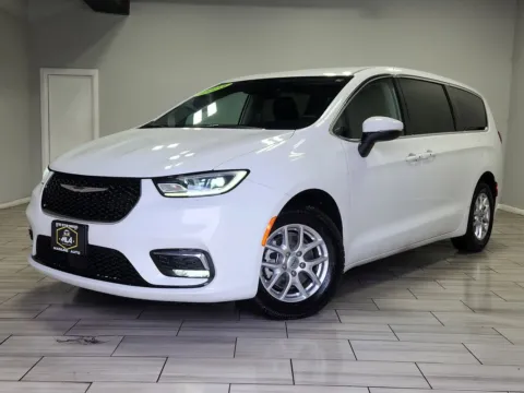 White 2023 Chrysler Pacifica Touring L for sale in Philadelphia, PA