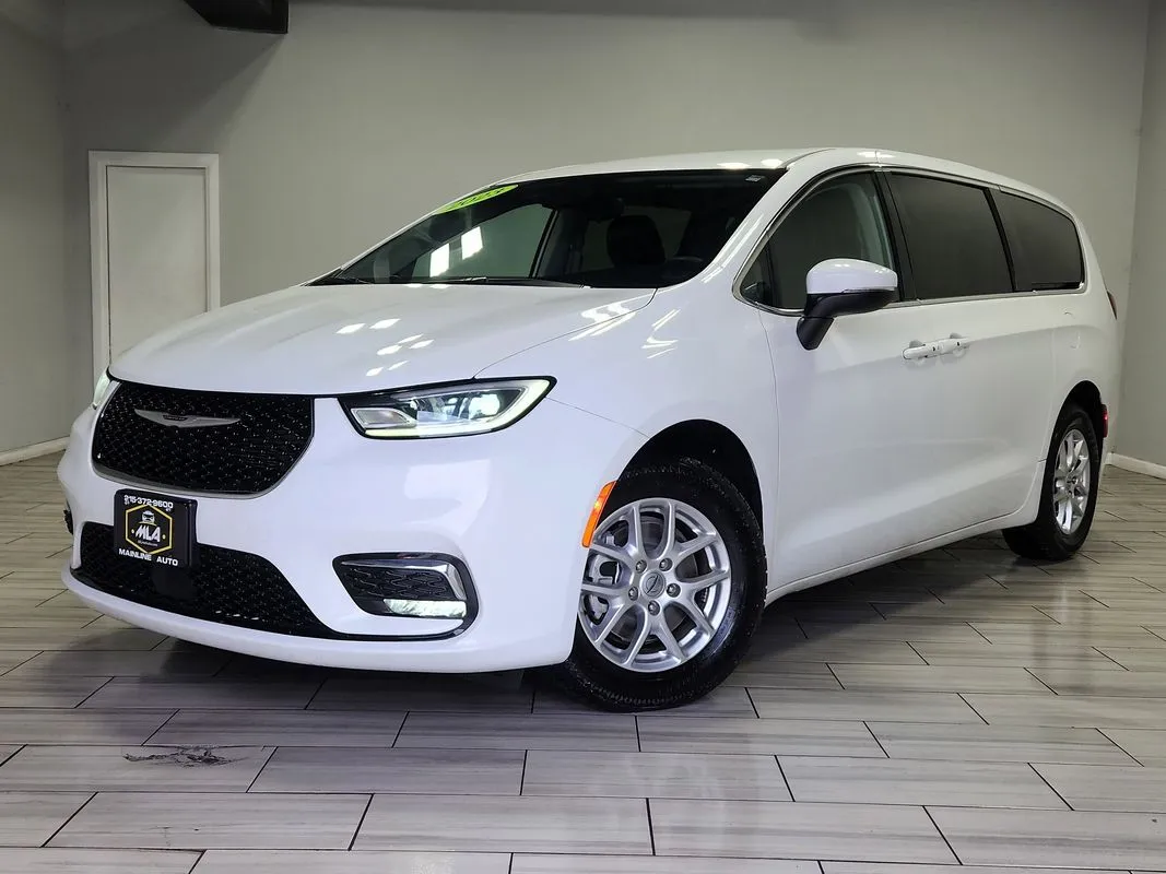 White 2023 Chrysler Pacifica Touring L for sale in Philadelphia, PA