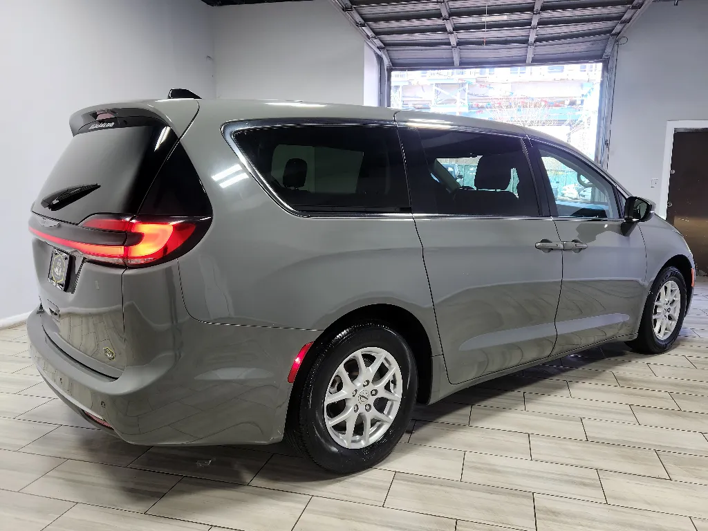 More photos of 2023 Chrysler Pacifica Touring L at Torresdale Ave, PA