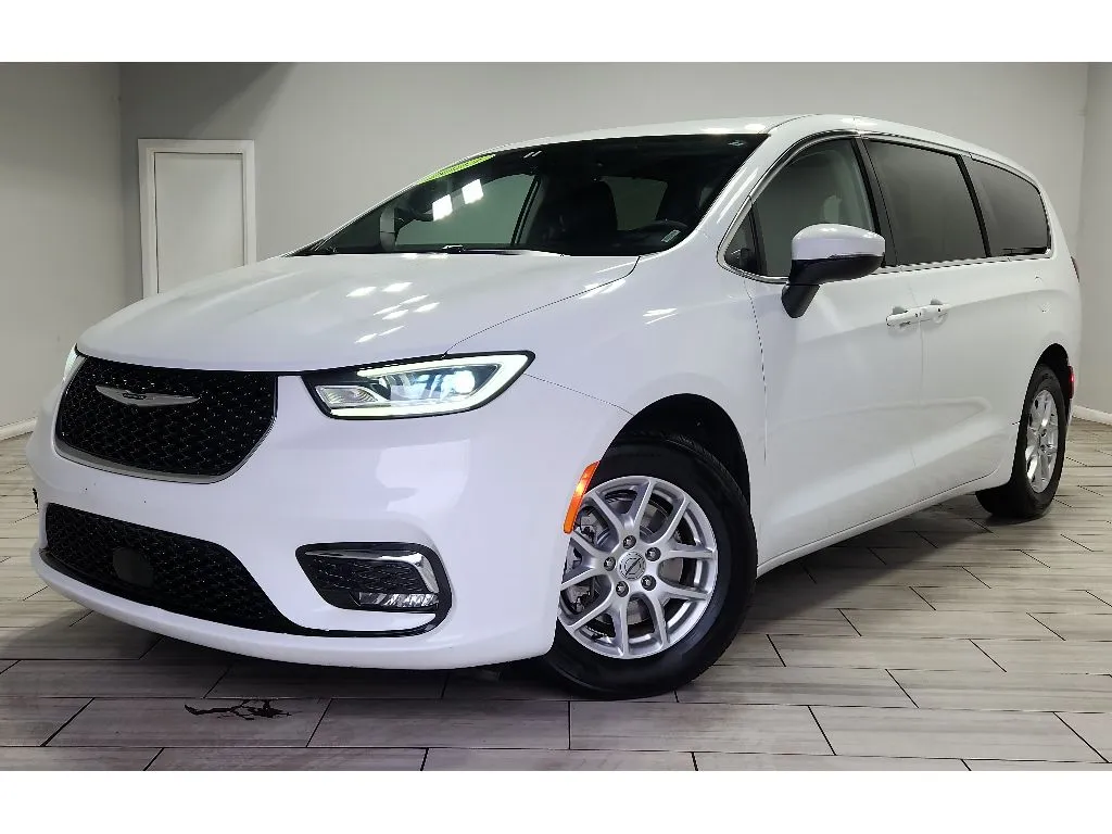 White 2023 Chrysler Pacifica Touring L for sale in Philadelphia, PA