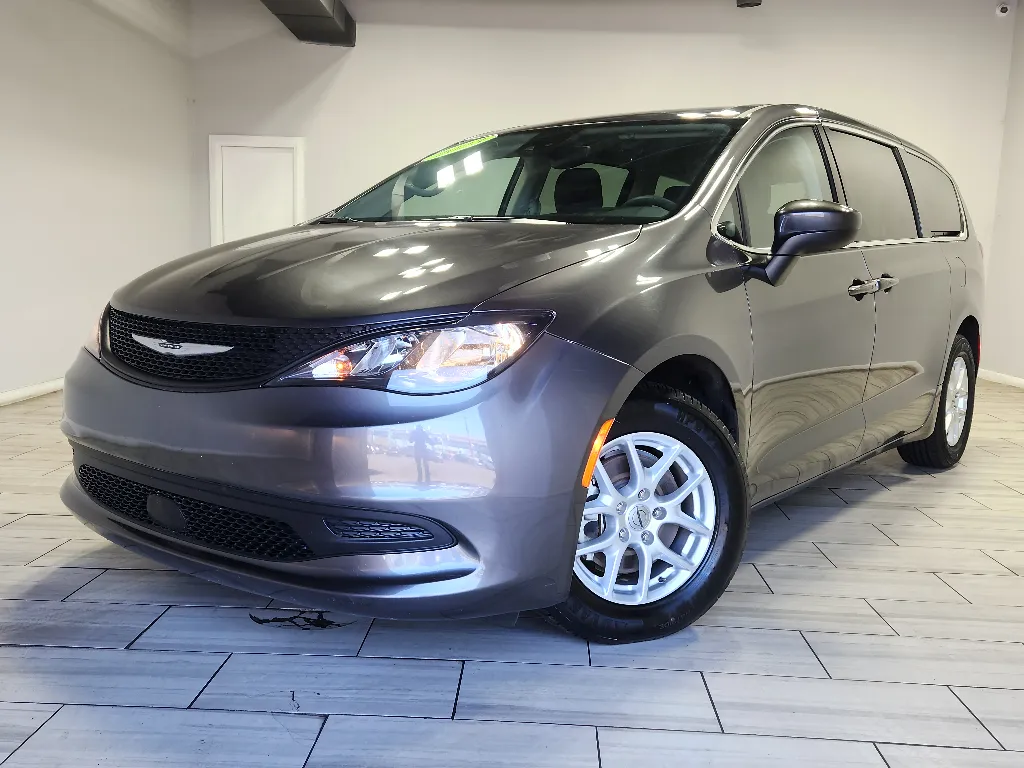 2023 Chrysler Voyager LX's photo