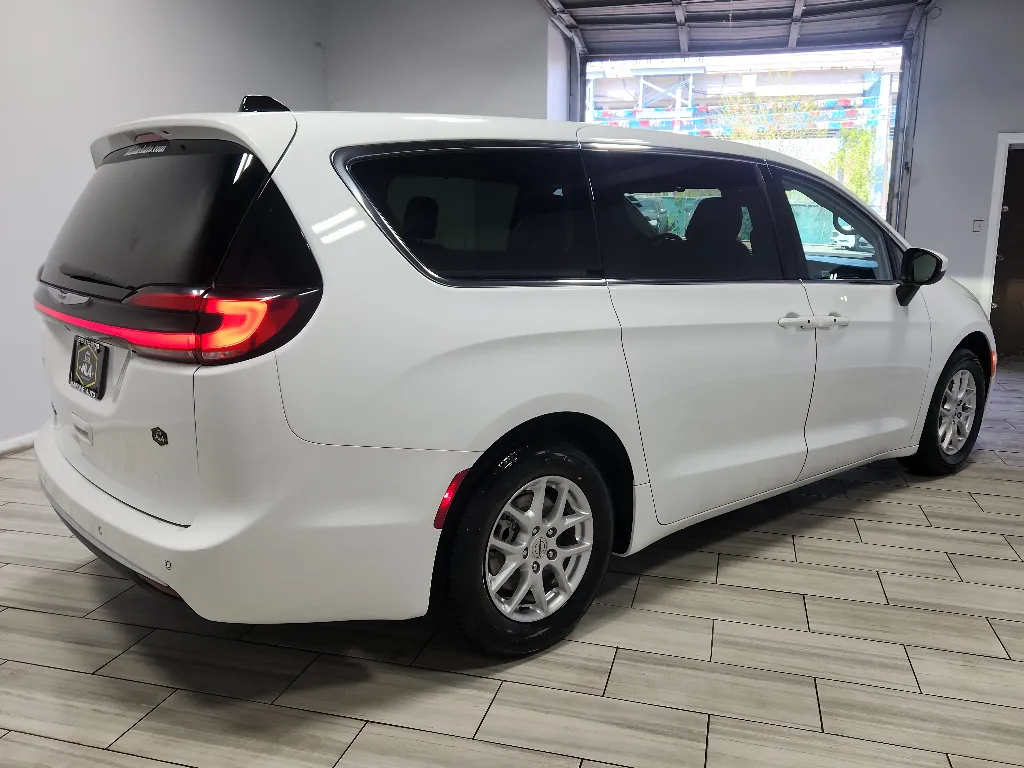 More photos of 2023 Chrysler Pacifica Touring L at Torresdale Ave, PA
