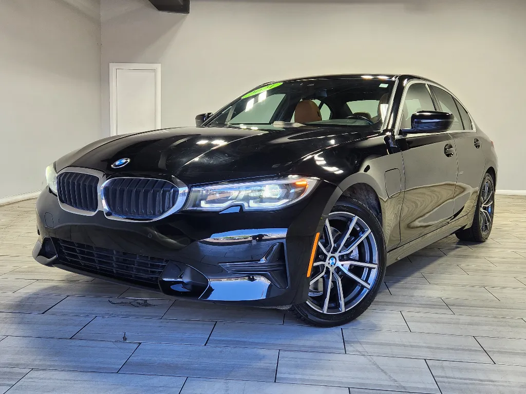 2021 BMW 3 Series 330e xDrive Sedan's photo