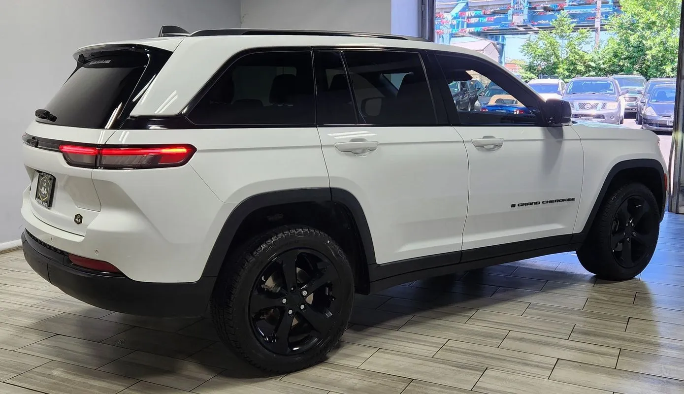 More photos of 2023 Jeep Grand Cherokee Altitude 4x4 at Torresdale Ave, PA
