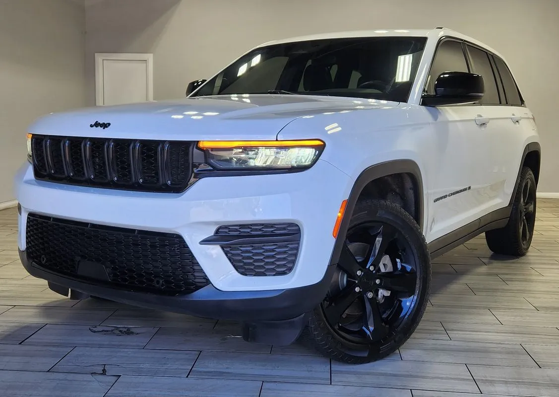 White 2023 Jeep Grand Cherokee Altitude 4x4 for sale in Philadelphia, PA