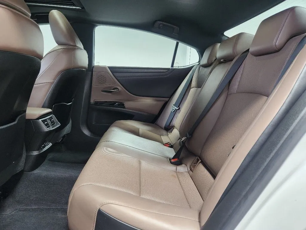 Lexus ES photo 13