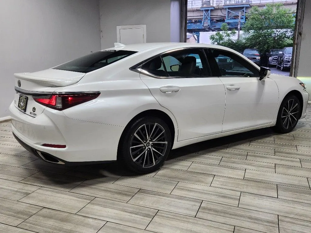 More photos of 2022 Lexus ES 350 at Torresdale Ave, PA