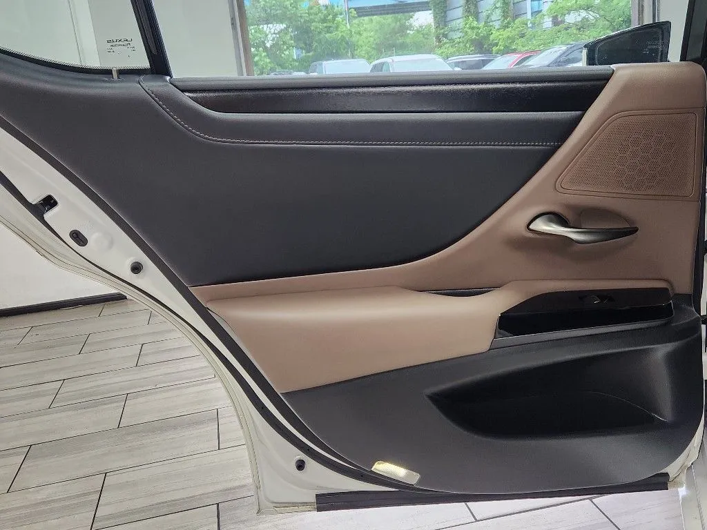 Lexus ES photo 12