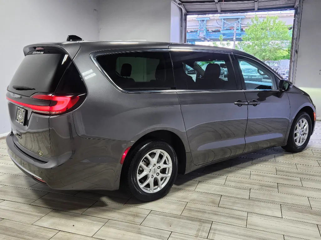 More photos of 2023 Chrysler Pacifica Touring L at Torresdale Ave, PA