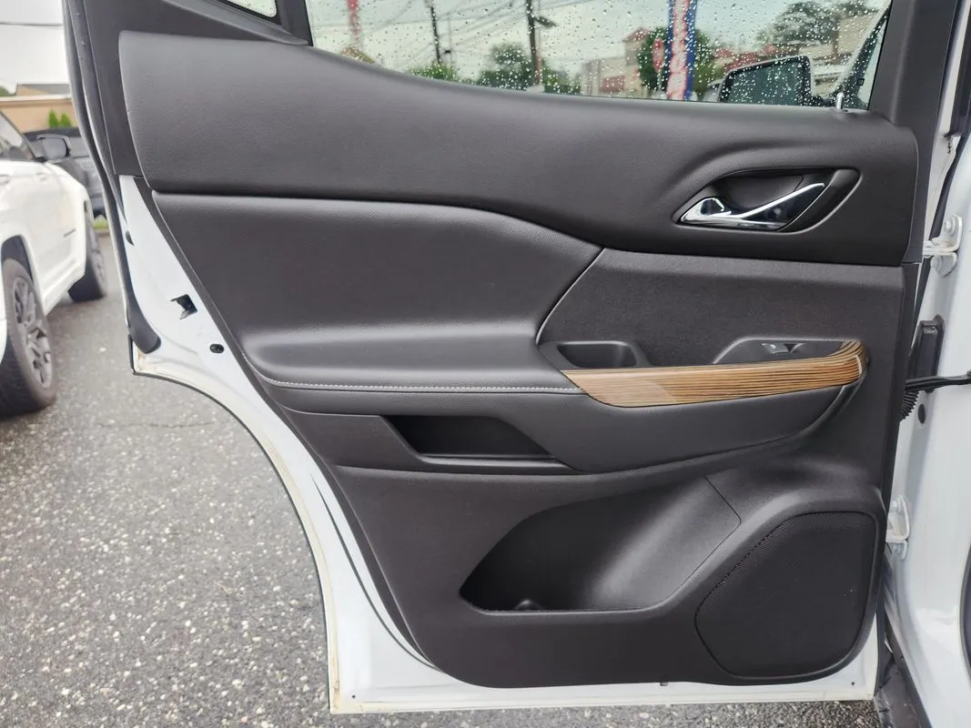 GMC Acadia photo 12