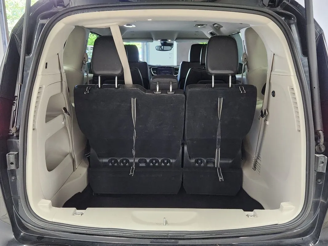Chrysler Pacifica photo 14